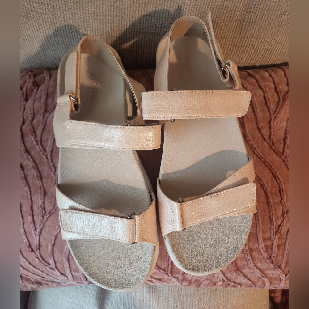 Vionic Women's Cream Adjustable Sandals